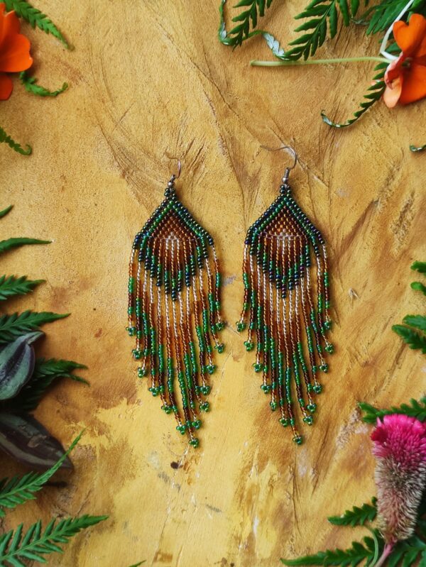 Aretes medianos en chaquira - Image 6