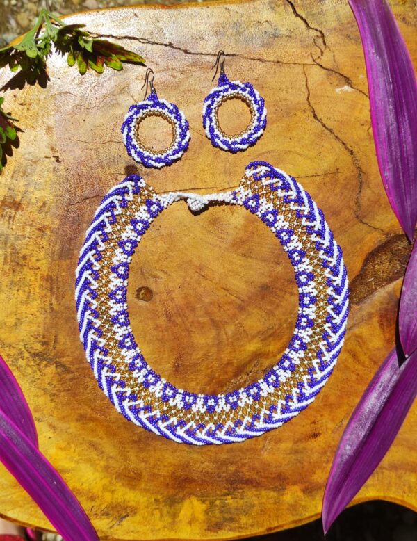 Collar entrelasado con sus aretes